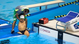 Der mexikanische Schwimmer Cristopher Gregorio Tronco nach seinem Vorlauf über 50 Meter Brust (SB2) © OIS/IOC Foto: Al Tielemans