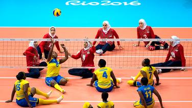 Spielszene der Sitzvolleyball-Partie der Frauen zwischen Ruanda und Iran © OIS/IOC Foto: Simon Bruty