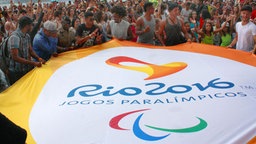 Paralympics-Logo und Fans © picture alliance / Kyodo 