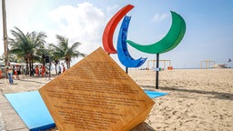 Das Symbol der Paralympics am Strand von Rio de Janeiro © imago/Fotoarena 