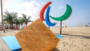 Das Symbol der Paralympics am Strand von Rio de Janeiro © imago/Fotoarena 