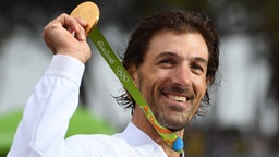 Der Schweizer Radrennfahrer Fabian Cancellara gewinnt die Goldmedaille bei den Olympischen Spielen in Rio de Janeiro © picture alliance / dpa Foto: Sebastian Kahnert