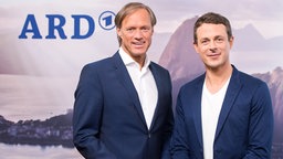 Die ARD-Moderatoren Gerhard Delling (l.) und Alexander Bommes © dpa Foto: Lukas Schulze