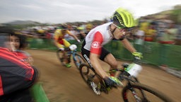 Der schweizer Mountainbiker Nino Schurter © dpa Foto: Fazry Ismail