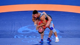 Der deutsche Ringer Denis Kudla (oben) beim Duell gegen Davit Tschakwetadse aus Russland © dpa - Bildfunk Foto: Lukas Schulze