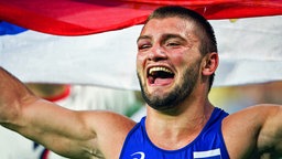 Der russische Ringer Davit Tschakwetadse jubelt. © imago / Eibner