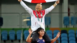 Die japanische Ringerin Sara Dosho jubelt mit ihrem Trainer Kazuhito Sakae über ihren Olympiasieg © dpa -Bildfunk Foto: Sergei Ilnitsky