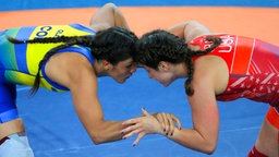 Die kolumbianische Ringerin Andrea Carolina Olaya Gutierrez (l.) im Duell mit Adeline Maria Gray aus den USA © dpa - Bildfunk Foto: Sergei Ilnitsky