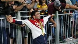 Der russische Ringer Soslan Ramonow jubelt über Gold. © imago/Fotoarena