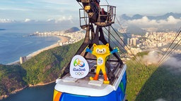 Das Olympia-Maskottchen Vinicius auf einer Seilbahn in Rio © imago/Icon SMI 
