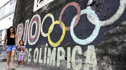 Die olympischen Ringe an einer Mauer in Rio de Janeiro © imago/Kyodo News 