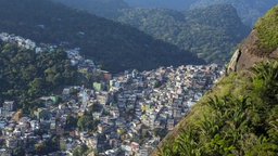 Blick auf die Favela Rocinha und die Bäume des Tijuca National Parks © picture alliance / robertharding Foto: Alex Robinson