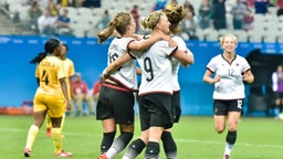 Die deutschen Fußballerinnen jubeln nach einem Tor gegen Simbabwe ©  picture alliance / dpa