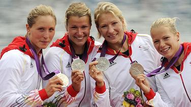 Die Kajak-Fahrerinnen Carolin Leonhardt, Franziska Weber, Katrin Wagner-Augustin und Tina Dietze (v.l.n.r.) präsentieren ihre Silbermedaillen in London 2012. © dpa picture alliance Foto: firo Sportphoto/Kai Griepen