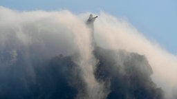 Wolken verhängen die Christus-Statue in Rio © dpa - Bildfunk Foto: Franck Robichon