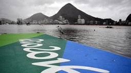 Olympische Ruder Wettkampfstätte in der Lagoa Bucht in Rio de Janeiro im Regen. © picture alliance / dpa Foto: Franck Robichon
