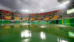 Der Center Court in Rio de Janeiro steht unter Wasser  © dpa - Bildfunk