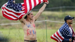 Ein amerikanischer Fan bejubelt US-Golfer Rickie Fowler. © Picture Alliance Foto: Erik S. Lesser