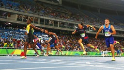 Der jamaikanische Sprinter Omar McLeod (l.) gewinnt Gold über 110 m Hürden. © dpa - Bildfunk Foto: Diego Azubel