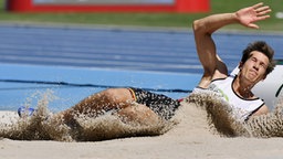 Der Belgier Thomas van der Plaetsen beim Weitsprung. © Imago/Belga