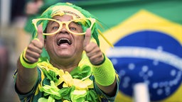 Daumen hoch: Ein brasilianischer Fan bei den Olympischen Spielen in Rio de Janeiro. © picture alliance / Sven Simon 
