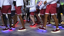 Die britischen Athleten laufen mit leuchtenden Schuhen ins Stadion ein. © DPA Picture Alliance Foto: Sergei Ilnitsky