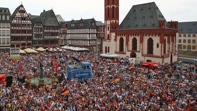 Sportfans auf dem Frankfurter Römerberg bei einer Siegerfeier. © imago 