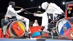 Simone Briese-Baetke (l.) im Duell mit Irina Mishurova bei den Paralympics 2012 © picture alliance / dpa Foto: Julian Stratenschulte