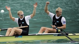 Die Neuseeländer Hamish Bond (l.) und Eric Murray jubeln im Boot. © DPA Bildfunk Foto: Soeren Stache