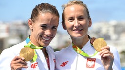 Natalia Madaj (r.) und Magdalena Fularczyk-Kozlowska präsentieren ihre Goldmedaille. © DPA Picture Alliance Foto: Soeren Stache