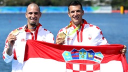Die kroatischen Ruderer Valentin und Martin Sinkovic zeigen ihre Goldmedaille. © Imago/Pixsell