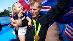 Der Neuseeländer Mahé Drysdale jubelt über die Goldmedaille im Einer. © dpa - Bildfunk Foto: Diego Azubel