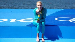 Die australische Ruderin im Einer Kimberly Brennan zeigt ihre Goldmedaille. © dpa - Bildfunk Foto: Diego Azubel