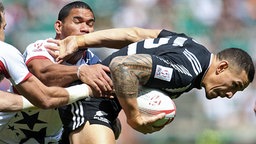 Neuseelands Rugby-Star Sonny Bill Williams setzt sich gegen US-Verteidiger durch. © imago/BPI 