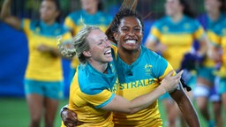 Die australischen Rugby-Spielerinnen Gemma Etheridge (l.) und Ellia Green bejubeln den Final-Gewinn gegen Neuseeland. © dpa - Bildfunk Foto: Friso Gentsch