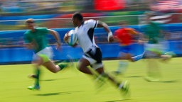 Der Rugby-Spieler Vatemo Ravouvou (M.) aus Fiji © dpa - Bildfunk Foto: Yoan Valat