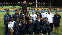 Das Team der Fidschi Inseln gewinnt die Goldmedaille im Rugby © dpa - Bildfunk Foto: Friso Gentsch