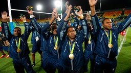 Der Rugbyspieler aus Fidschi bejubeln mit Gold-Medaille den Olympia-Titel. © dpa - Bildfunk Foto: Yoan Valat