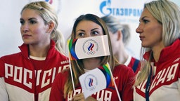 Die russischen Handballerinnen Vladlena Bobrovnikova, Marina Sudakova und Polina Kuznetsova vor dem Abflug nach Rio © imago/ITAR-TASS 