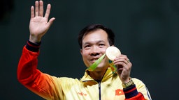 Hoang Xuan Vinh bejubelt seine Goldmedaille über Luftpistole 10 m. © DPA Bildfunk Foto: Valdrin Xhemaj