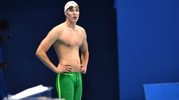 Der deutsche Schwimmer Jacob Heidtmann erfährt von seiner Disqualifikation. © Witters Foto: Valeria Witters