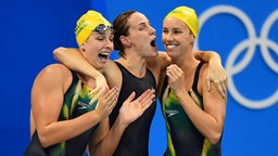 Die australischen Schwimmerinnen jubeln über ihren Sieg in der Staffel. © dpa Foto: Bernd Thissen