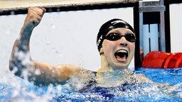 Die US-amerikanische Schwimmerin Katie Ledecky bejubelt ihren Sieg. © picture alliance / dpa Foto: Bernd Thissen