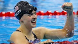 Die US-amerikanische Schwimmerin Katie Ledecky jubelt nach ihrem Sieg. © dpa Foto: Michael Kappeler