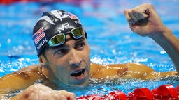 US-Schwimmer Michael Phelps feiert seinen Sieg. © dpa Foto: Michael Kappeler