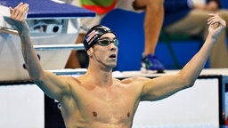 US-Schwimmer Michael Phelps feiert seinen Sieg. © dpa Foto: Bernd Thissen