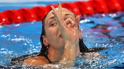 Die ungarische Schwimmerin Katinka Hosszu jubelt über ihren Sieg. © dpa Foto: Esteban Biba