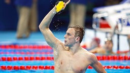 Der australische Schwimmer Kyle Chalmers freut sich über seinen Sieg. © dpa - Bildfunk Foto: Esteban Biba
