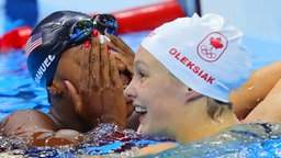 Die US-amerikanische Schwimmerin Simone Manuel (l.) und die Kanadierin Penny Oleksiak © dpa - Bildfunk Foto: Michael Kappeler