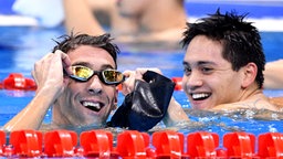 Der US-amerikanische Schwimmer Michael Phelps (l.) nach seiner Niederlage gegen Joseph Schooling aus Singapur © dpa - Bildfunk Foto: Lukas Schulze
